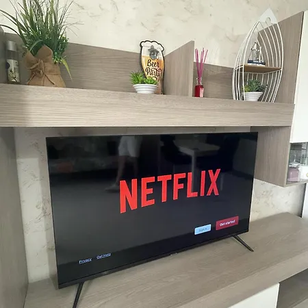 Spacious 1 Bedroom With Pool & Ocean View, Marina Palace *