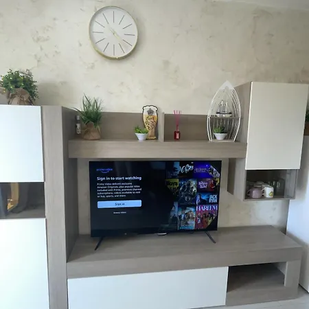 Spacious 1 Bedroom With Pool & Ocean View, Marina Palace 아데제