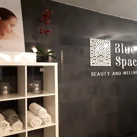 Spacious 1 Bedroom With Pool & Ocean View, Marina Palace 아파트 아데제