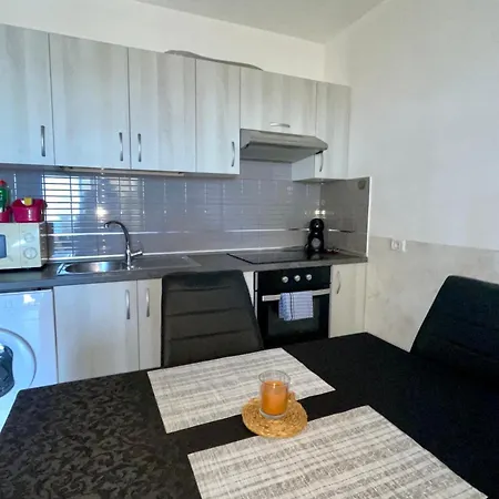 Spacious 1 Bedroom With Pool & Ocean View, Marina Palace *