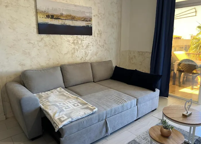 Spacious 1 Bedroom With Pool & Ocean View, Marina Palace