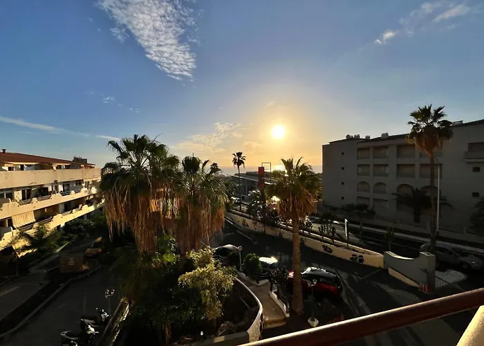 Spacious 1 Bedroom With Pool & Ocean View, Marina Palace Daire