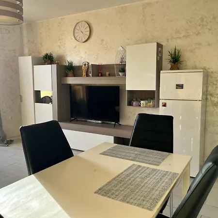 Spacious 1 Bedroom With Pool & Ocean View, Marina Palace