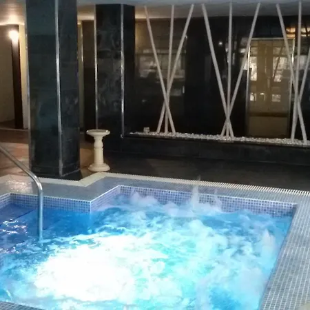 Spacious 1 Bedroom With Pool & Ocean View, Marina Palace *