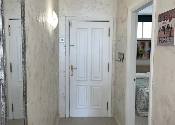 Spacious 1 Bedroom With Pool & Ocean View, Marina Palace 公寓 阿德耶