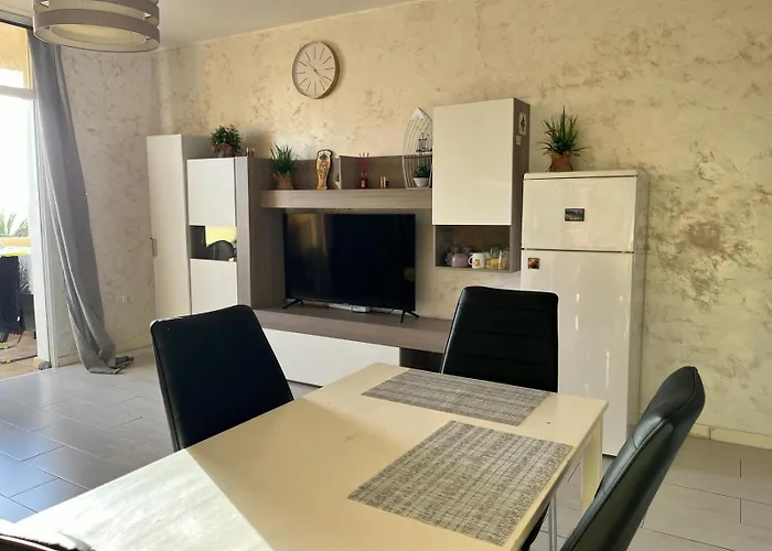 Spacious 1 Bedroom With Pool & Ocean View, Marina Palace