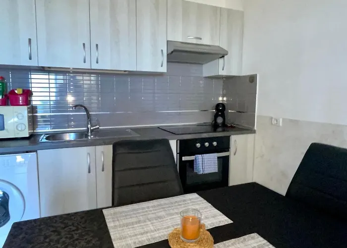 Spacious 1 Bedroom With Pool & Ocean View, Marina Palace *